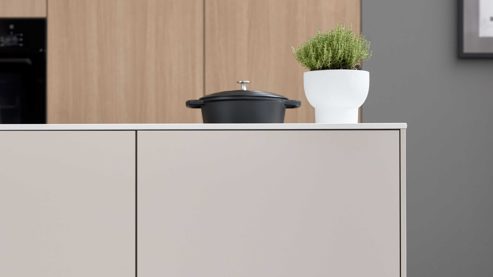 Einbauküche Interliving aus Holz in Beige Interliving Küche Serie 3085 mit SIEMENS Einbaugeräten Sahara & Natureiche – zweizeilig