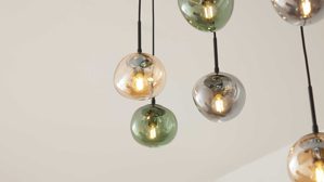 Pendelleuchte Interliving aus Glas in Mehrfarbig Interliving Leuchten Serie 9350 - Hängelampe Glas in Amber, Grün & Rauch - sechs Lampenschirme