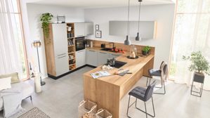 Einbauküche Interliving aus Holz in Grau Interliving Küche Serie 3086 mit SIEMENS-Einbaugeräten Platingrau & Eiche Ventura – Stellfläche ca. 350 x 278 cm