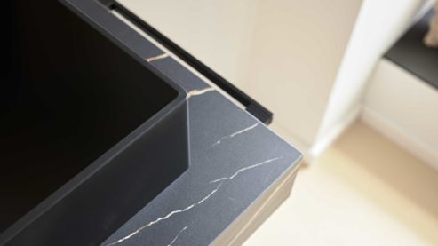 Badmöbel-Set Interliving aus Holz in Schwarz Interliving Bad Serie 3725 – Badmöbel-Set mit Extras Eiche Sierra & Marmor Venato Nero