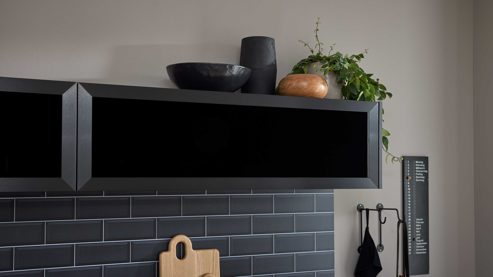 Einbauküche culineo® aus Holz in Dunkelgrau Culineo® Einbauküche C357 mit Homeoffice-Platz Schiefergrau & Schwarzglas - dreizeilig